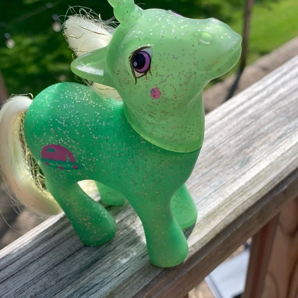 Hasbro 1984 my little pony G1 unicorn made in Hong Kong white hair gold glitter